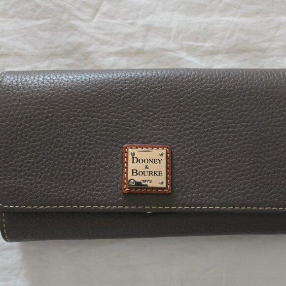 Dooney Bourke WALLET.  LIKE NEW! - Picture 1 of 4